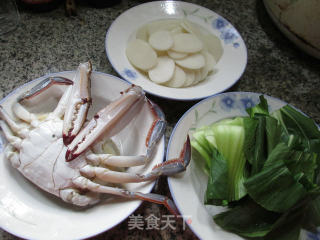 青菜螃蟹煮年糕 的做法步骤：1