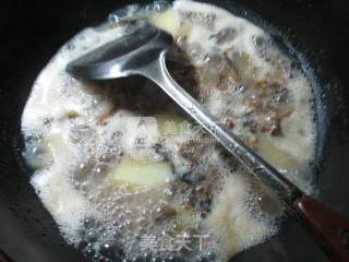 笋干菜螃蟹土豆汤 的做法步骤：5