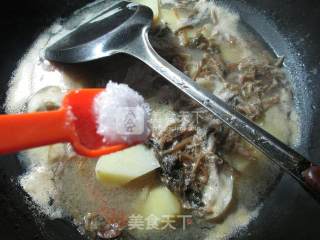笋干菜螃蟹土豆汤 的做法步骤：7