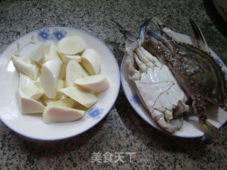 茭白煮螃蟹的做法步骤：1