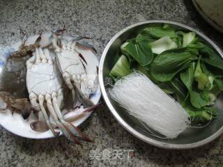 青菜螃蟹煮粉丝的做法步骤：1