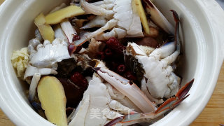 螃蟹砂锅煲的做法步骤：3