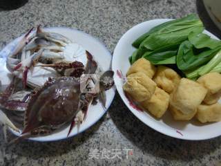 油豆腐青菜螃蟹汤的做法步骤：1