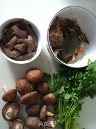 海鲜砂锅粥的做法步骤：1