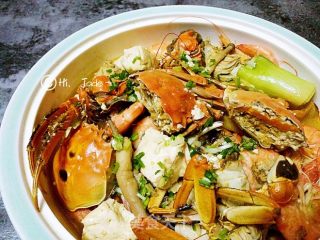 螃蟹豆腐海鲜菇一锅鲜的做法步骤：3