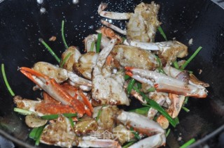 葱姜干炒蟹的做法步骤：10