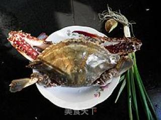 年菜之十二又鲜又香的-----葱爆大海蟹的做法步骤：1