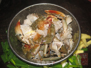 晚餐时间-姜葱焗蟹的做法步骤：1