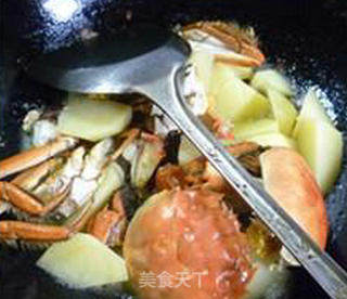 大闸蟹炒土豆的做法步骤：9
