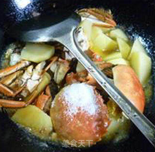 大闸蟹炒土豆的做法步骤：10
