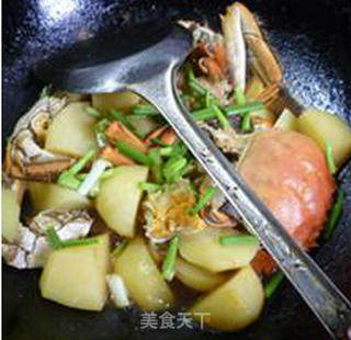大闸蟹炒土豆的做法步骤：11