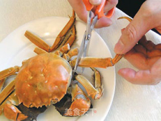 正确吃大闸蟹的做法步骤：1