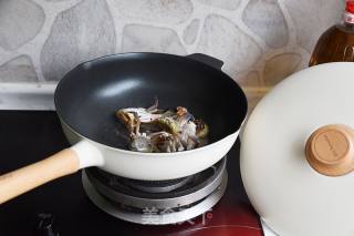 梭子蟹炝锅面的做法步骤：5