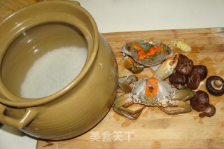 膏蟹鲜虾香菇粥的做法步骤：1