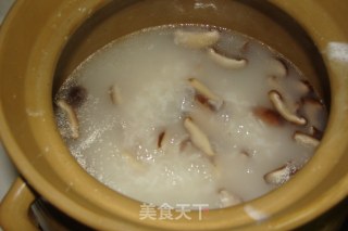 膏蟹鲜虾香菇粥的做法步骤：3