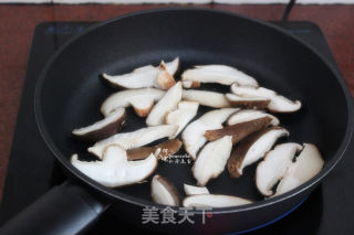 香菇炒虾仁的做法步骤：4