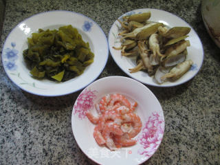 酸菜虾肉煮蛏子的做法步骤：1
