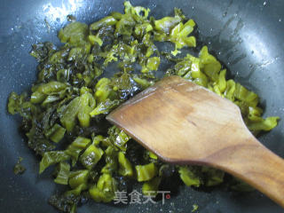 酸菜虾肉煮蛏子的做法步骤：3