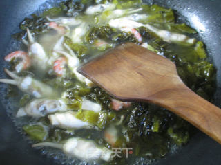 酸菜虾肉煮蛏子的做法步骤：5