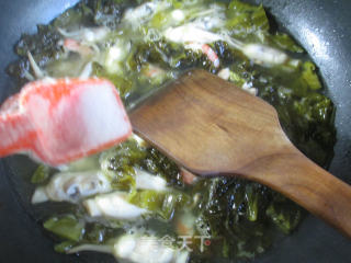 酸菜虾肉煮蛏子的做法步骤：6
