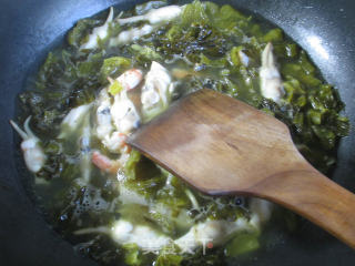 酸菜虾肉煮蛏子的做法步骤：8