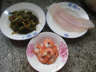 虾肉酸菜龙利鱼的做法步骤：1
