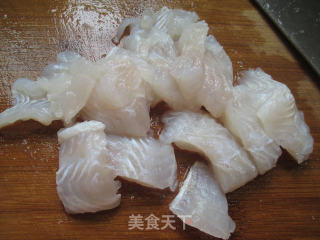 虾肉酸菜龙利鱼的做法步骤：2