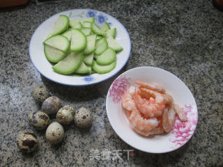 鹌鹑蛋虾肉炒西葫芦的做法步骤：1