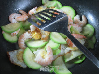 鹌鹑蛋虾肉炒西葫芦的做法步骤：6