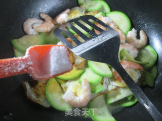 鹌鹑蛋虾肉炒西葫芦的做法步骤：8