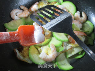 鹌鹑蛋虾肉炒西葫芦的做法步骤：9
