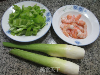 虾肉青椒炒茭白的做法步骤：1