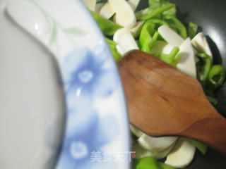 虾肉青椒炒茭白的做法步骤：5
