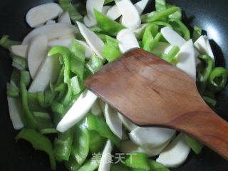 虾肉青椒炒茭白的做法步骤：4