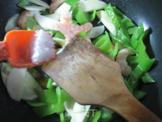 虾肉青椒炒茭白的做法步骤：10