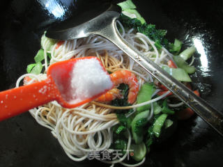 虾肉青菜炒面的做法步骤：5