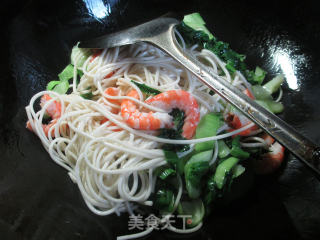 虾肉青菜炒面的做法步骤：3