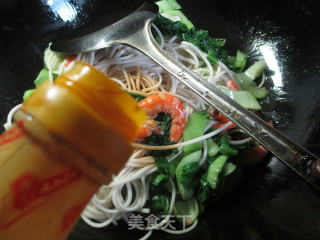 虾肉青菜炒面的做法步骤：4
