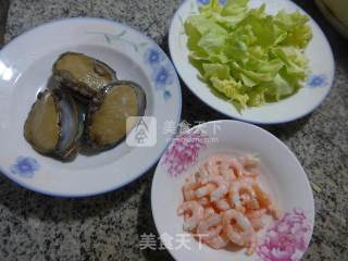 虾肉鲍鱼炒圆白菜的做法步骤：1