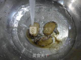 虾肉鲍鱼炒圆白菜的做法步骤：2
