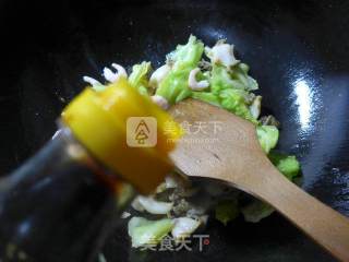 虾肉鲍鱼炒圆白菜的做法步骤：8