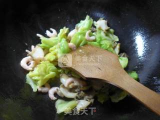 虾肉鲍鱼炒圆白菜的做法步骤：7