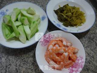 雪菜虾肉炒丝瓜的做法步骤：1