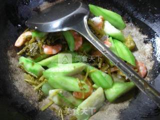 雪菜虾肉炒丝瓜的做法步骤：5