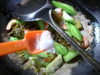 雪菜虾肉炒丝瓜的做法步骤：7