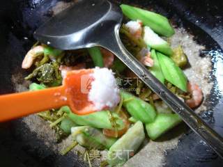 雪菜虾肉炒丝瓜的做法步骤：6