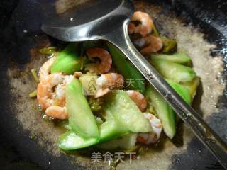 雪菜虾肉炒丝瓜的做法步骤：8