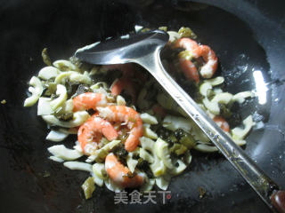 酸菜虾肉炒雷笋 的做法步骤：5