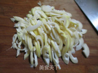 酸菜虾肉炒雷笋 的做法步骤：2