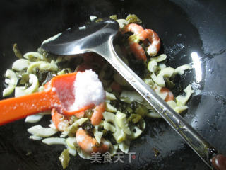 酸菜虾肉炒雷笋 的做法步骤：6